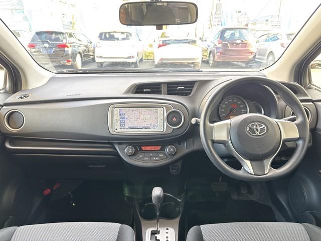 ヴィッツ Ｆ　スマイルエディション　スマートキー・プッシュスタート　整備点検記録簿　ワンセグＴＶ　運転席助手席エアバッグ　ＡＵＸ接続　パワステ　盗難防止システム　ナビＴＶ　メモリーナビ　ワンオーナー　パワーウィンドウ　オートエアコン（7枚目）