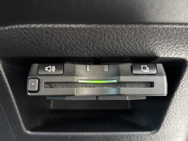 ヴィッツ Ｆ　スマイルエディション　スマートキー・プッシュスタート　整備点検記録簿　ワンセグＴＶ　運転席助手席エアバッグ　ＡＵＸ接続　パワステ　盗難防止システム　ナビＴＶ　メモリーナビ　ワンオーナー　パワーウィンドウ　オートエアコン（8枚目）