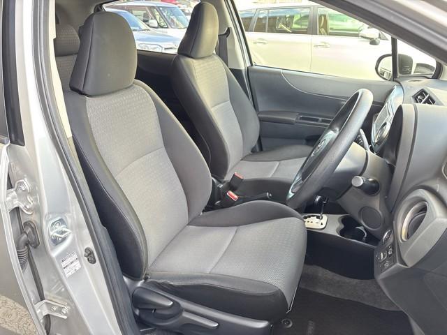 ヴィッツ Ｆ　スマイルエディション　スマートキー・プッシュスタート　整備点検記録簿　ワンセグＴＶ　運転席助手席エアバッグ　ＡＵＸ接続　パワステ　盗難防止システム　ナビＴＶ　メモリーナビ　ワンオーナー　パワーウィンドウ　オートエアコン（10枚目）