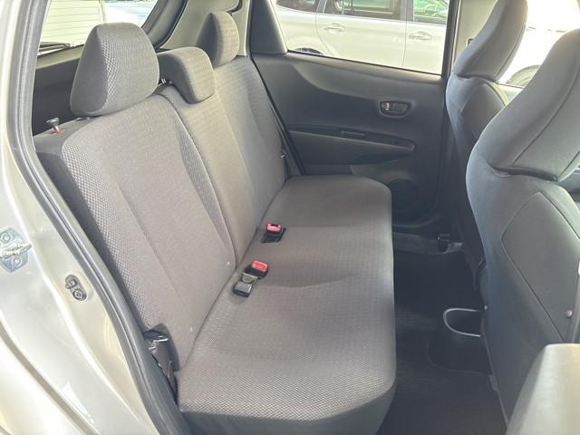 ヴィッツ Ｆ　スマイルエディション　スマートキー・プッシュスタート　整備点検記録簿　ワンセグＴＶ　運転席助手席エアバッグ　ＡＵＸ接続　パワステ　盗難防止システム　ナビＴＶ　メモリーナビ　ワンオーナー　パワーウィンドウ　オートエアコン（11枚目）