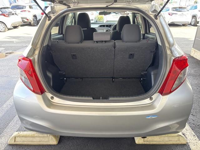 ヴィッツ Ｆ　スマイルエディション　スマートキー・プッシュスタート　整備点検記録簿　ワンセグＴＶ　運転席助手席エアバッグ　ＡＵＸ接続　パワステ　盗難防止システム　ナビＴＶ　メモリーナビ　ワンオーナー　パワーウィンドウ　オートエアコン（12枚目）