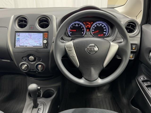 ノート Ｘ　レーダーブレーキサポート　メディアプレイヤー接続　ＥＴＣ搭載　記録簿付き　スマトキー　セキュリティーアラーム　キーレス　運転席助手席エアバッグ　ナビＴＶ　横滑防止　バックカメラ　エアコン　ＡＢＳ（4枚目）