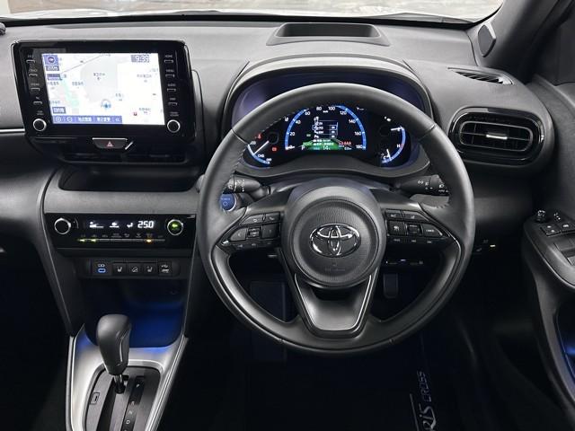 ヤリスクロス ハイブリッドＺ　クルーズＣ　横滑防止装置　リアカメラ　ワンオーナー車　ＬＥＤライト　メモリーナビゲーション　点検記録簿　盗難防止装置　電動シート　ＡＷ　キーレス　スマートキー　ＡＢＳ　ナビ　４ＷＤ　ＥＴＣ　エアバッグ（4枚目）
