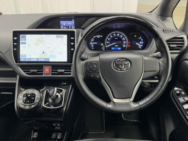 エスクァイア ハイブリッドＧｉプレミアムパッケジブラックテーラード　誤発進抑制機能　ＡＣ１００Ｖ　ドライブレコーダ　アイドリングストップ　Ｂカメラ　スマートキー　ナビ＆ＴＶ　イモビライザー　ＬＥＤランプ　ＥＴＣ車載器　クルーズコントロール　アルミ　地デジ　キーレス（4枚目）