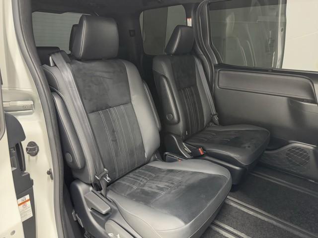 エスクァイア ハイブリッドＧｉプレミアムパッケジブラックテーラード　誤発進抑制機能　ＡＣ１００Ｖ　ドライブレコーダ　アイドリングストップ　Ｂカメラ　スマートキー　ナビ＆ＴＶ　イモビライザー　ＬＥＤランプ　ＥＴＣ車載器　クルーズコントロール　アルミ　地デジ　キーレス（18枚目）