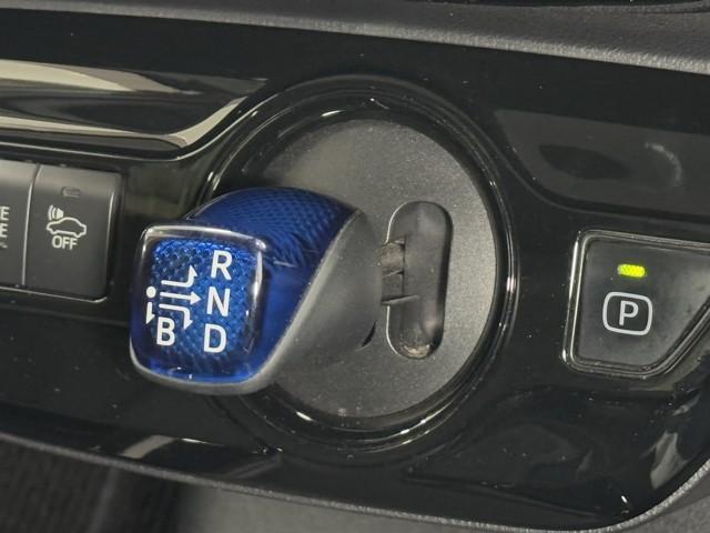 プリウス Ａ　衝突軽減ブレーキシステム　Ｂモニタ　記録簿有　ＬＥＤヘッド　クルーズコントロール　セキュリティー　スマートキー　パワーステアリング　Ｐシート　Ｉストップ　ドライブレコーダー　ＥＴＣ　アルミホイル（11枚目）