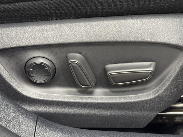 プリウス Ａ　衝突軽減ブレーキシステム　Ｂモニタ　記録簿有　ＬＥＤヘッド　クルーズコントロール　セキュリティー　スマートキー　パワーステアリング　Ｐシート　Ｉストップ　ドライブレコーダー　ＥＴＣ　アルミホイル（16枚目）