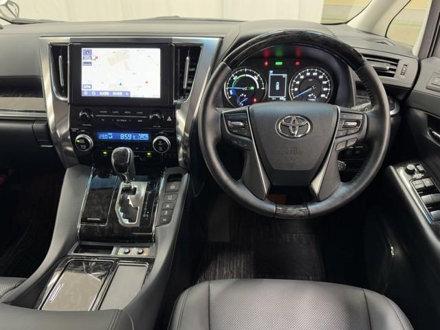 アルファードハイブリッド ＳＲ　Ｃパッケージ　点検記録簿　サンル－フ　バックモニター　オートエアコン　ＬＥＤ　横滑り防止機能　ＡＢＳ　イモビ　ＡＣ１００Ｖ電源　アルミ　ドライブレコーダー　ナビ＆ＴＶ　４ＷＤ　ミュージックプレイヤー接続可　Ｐシート（4枚目）