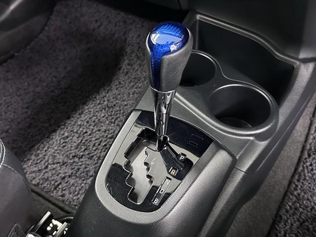 ���삵�₷���`�s�V�t�g�ł��B�@�V�t�g�`�F���W���C�ɂ��Ȃ��Ă����̂ŉ^�]�����ɏW���ł��܂��ˁB�@���R�Ǝ�ɓ͂��Ƃ���ɂ���A��ɂȂ��ތ`��̃V�t�g�m�u�������ł��ˁB