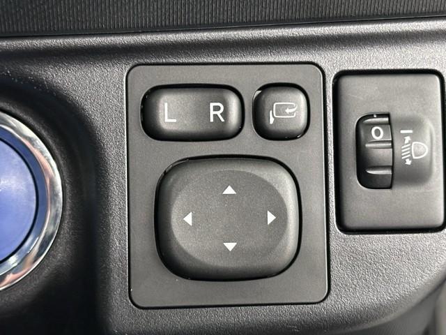 �d���i�[�~���[�̑���X�C�b�`�ł��ˁB�@���Ԏ��Ƀ~���[�𓮂������ƊO�ɏo��K�v�������A���V��̎��ł��^�]�Ȃɋ��Ȃ���~���[�̑���ł��܂���B�@��x�g���Ǝ�����Ȃ������ł���ˁB