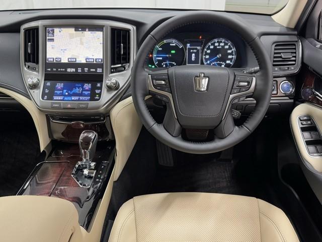 クラウンハイブリッド ロイヤルサルーン　点検記録簿　本革　１オーナー車　フルセグテレビ　Ｂカメラ　ＬＥＤヘッドランプ　ＤＶＤ再生機能　盗難防止システム　スマキー　オートクルーズコントロール　電動パワーシート　ＥＳＣ　ＥＴＣ付き　アイスト（4枚目）