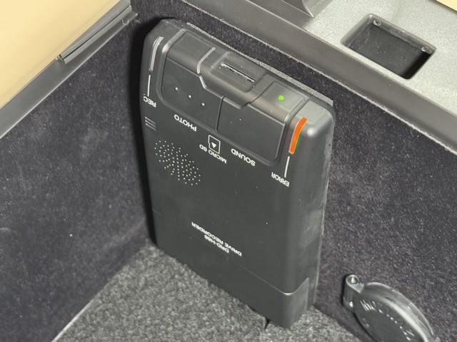 クラウンハイブリッド ロイヤルサルーン　点検記録簿　本革　１オーナー車　フルセグテレビ　Ｂカメラ　ＬＥＤヘッドランプ　ＤＶＤ再生機能　盗難防止システム　スマキー　オートクルーズコントロール　電動パワーシート　ＥＳＣ　ＥＴＣ付き　アイスト（8枚目）