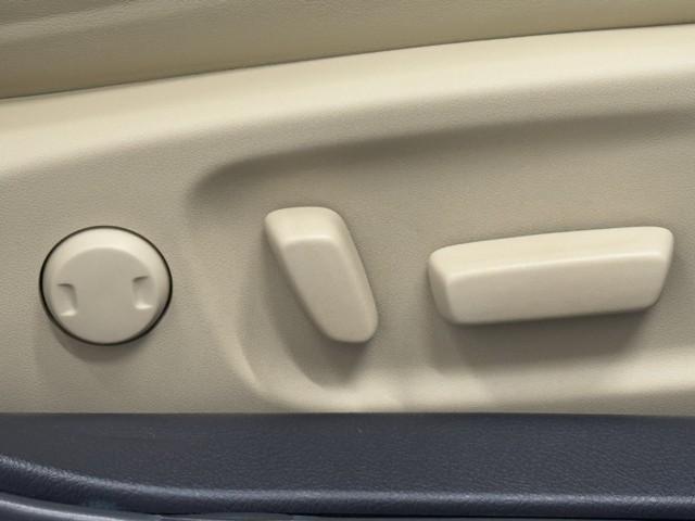 クラウンハイブリッド ロイヤルサルーン　点検記録簿　本革　１オーナー車　フルセグテレビ　Ｂカメラ　ＬＥＤヘッドランプ　ＤＶＤ再生機能　盗難防止システム　スマキー　オートクルーズコントロール　電動パワーシート　ＥＳＣ　ＥＴＣ付き　アイスト（17枚目）