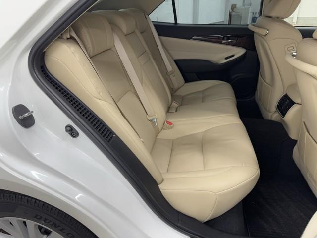 クラウンハイブリッド ロイヤルサルーン　点検記録簿　本革　１オーナー車　フルセグテレビ　Ｂカメラ　ＬＥＤヘッドランプ　ＤＶＤ再生機能　盗難防止システム　スマキー　オートクルーズコントロール　電動パワーシート　ＥＳＣ　ＥＴＣ付き　アイスト（18枚目）