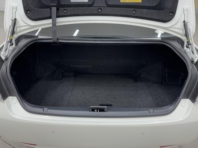 クラウンハイブリッド ロイヤルサルーン　点検記録簿　本革　１オーナー車　フルセグテレビ　Ｂカメラ　ＬＥＤヘッドランプ　ＤＶＤ再生機能　盗難防止システム　スマキー　オートクルーズコントロール　電動パワーシート　ＥＳＣ　ＥＴＣ付き　アイスト（19枚目）