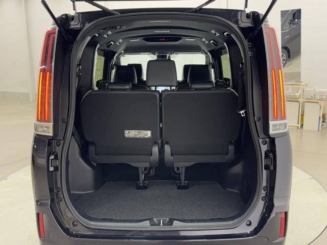 エスクァイア ハイブリッドＧｉ　Ｒカメラ　ＡＡＣ　ナビ＆ＴＶ　リアエアコン　記録簿付き　地デジ　アイドルストップ　クルーズコントロール　ＬＥＤライト　キーレスエントリー　スマートキー付　ＤＶＤ再生可　エアバック　横滑防止装置　ＥＴＣ（17枚目）