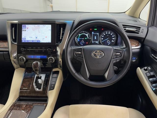 アルファードハイブリッド Ｘ　両電動ドア　ＬＥＤヘッドライト　ドラレコ　１オーナ　横滑り防止　ＥＴＣ車載器　クルコン　リアオートエアコン　ミュージックプレイヤー接続可　メモリーナビ　キーレス　ナビ＆ＴＶ　４ＷＤ　ＤＶＤ再生　ＰＳ（4枚目）