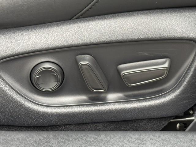 クラウンハイブリッド Ｇ　本革シート　アルミ　ＬＥＤヘッド　キーフリー　記録簿　横滑り防止機能　ＤＶＤ　ＥＴＣ　オートエアコン　ＡＵＸ　ＡＢＳ　メモリナビ　盗難防止装置　エアバッグ　オートクルーズコントロール　ドラレコ（15枚目）