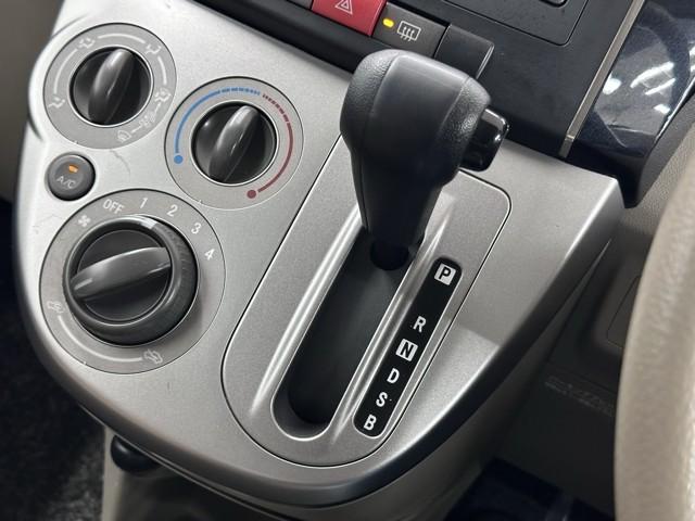 ���삵�₷���`�s�V�t�g�ł��B�@�V�t�g�`�F���W���C�ɂ��Ȃ��Ă����̂ŉ^�]�����ɏW���ł��܂��ˁB�@���R�Ǝ�ɓ͂��Ƃ���ɂ���A��ɂȂ��ތ`��̃V�t�g�m�u�������ł��ˁB