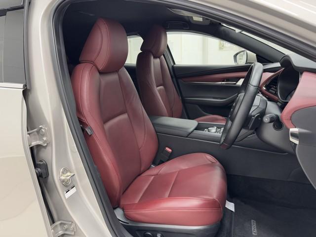 MAZDA3ファストバック Xバーガンディ セレクション クルコン LEDヘッドランプ 革 地デジ 4WD ETC アイドリングストップ アルミホイール 盗難防止装置 ドライブレコーダー 横滑り防止装置 記録簿 スマートキー キーレス オートエアコン DVD(17枚目)