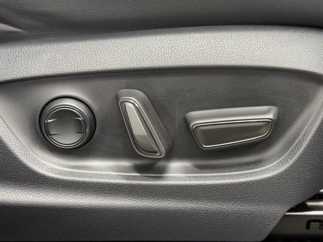 クラウンクロスオーバー Ｇアドバンスド・レザーパッケージ　スマートキ　ＡＵＸ　ＡＣ１００　本革シート　横滑り防止　地デジ　ＰＷシート　クルコン　盗難防止　点検記録簿　バックモニター　ＬＥＤライト　ＴＶ　ＡＢＳ　ドライブレコーダ　４ＷＤ　助手席エアバッグ　ＡＣ（15枚目）