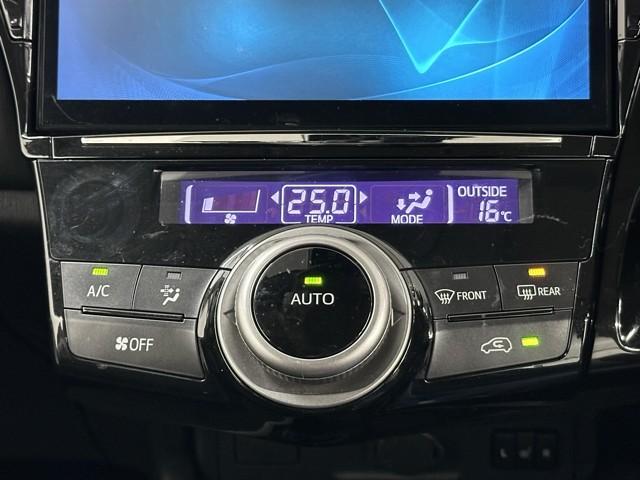 オートエアコン付きなので一度、気温を設定すれば自動的に過ごし易い温度に調整してくれますよ。　車内をいつでも快適空間にしてくれます。