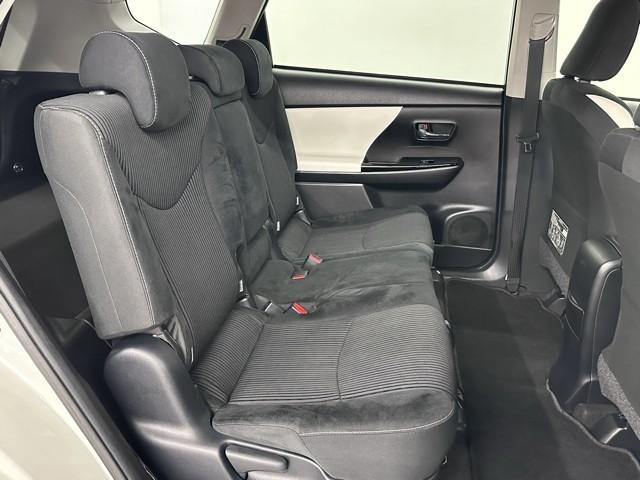 足元広々の座り心地良好、後席ですよ。　ドライビング中、長い間同じ体勢で居るのって大変ですよね。　長く座っているものだから、リラックスできるシートがいいですよね。