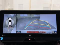 パノラミックビューモニターシステムが付いているので車の上から見た映像が確認できますよ。　一目で車両周辺の情報を確認できますが、直接安全をご確認下さい。 7