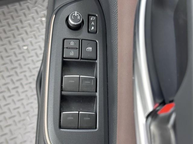 クラウンクロスオーバー Ｇレザーパッケージ　クルーズコントロール　パワーシート　バックモニター　記録簿　ＬＥＤヘッドランプ　レザーシート　ドラレコ　ＥＴＣ　１００Ｖ電源　フルセグＴＶ　４ＷＤ　スマートキー　盗難防止装置　キーレス　ＡＢＳ（14枚目）