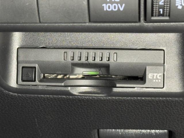 アクア Ｘ　踏み間違い防止　１００Ｖ　イモビ　ドライブレコーダー　ナビ　点検記録簿　ＬＥＤヘッドライト　スマートキー　横滑り防止機能　キーレスエントリー　オートクルーズ　オートエアコン　ＥＴＣ　カーテンエアバッグ（8枚目）