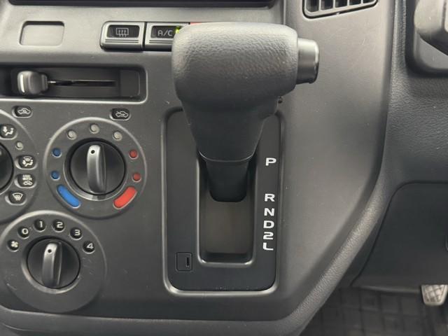 タウンエースバン ＧＬ　プリクラッシュ　ＬＥＤランプ　助手席エアバック　パワーウィンド　リモコンキー　アイストップ　メモリナビ　ナビＴＶ　イモビライザー　パワーステアリング　フルセグテレビ　バックカメラ　エアバック　ＥＴＣ（11枚目）