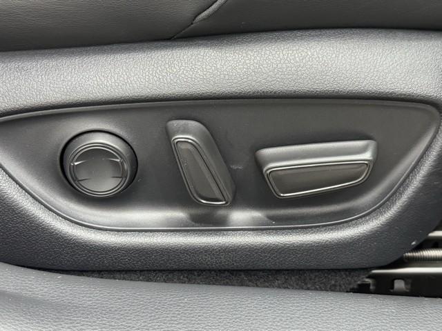 クラウンハイブリッド Ｇ－エグゼクティブ　バックＣ　整備記録簿　ナビＴＶ　地デジフルセグ　Ｐシート　１００Ｖ　ＬＥＤヘッドライト　クルコン　パワステ　エアコン　アルミ　盗難防止装置　横滑防止装置　ＡＵＸ　エアバッグ　ＥＴＣ　メモリーナビ（16枚目）