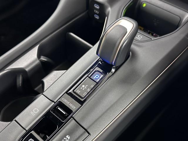 クラウンクロスオーバー ＲＳアドバンスド　衝突回避　サンル－フ　オートクルーズコントロール　横滑り防止　フルセグＴＶ　パワーシート　レザーシート　ＬＥＤ　アルミホイール　ＡＣ１００Ｖ　スマートキー　ナビ＆ＴＶ　ＡＢＳ　フルオートエアコン（10枚目）