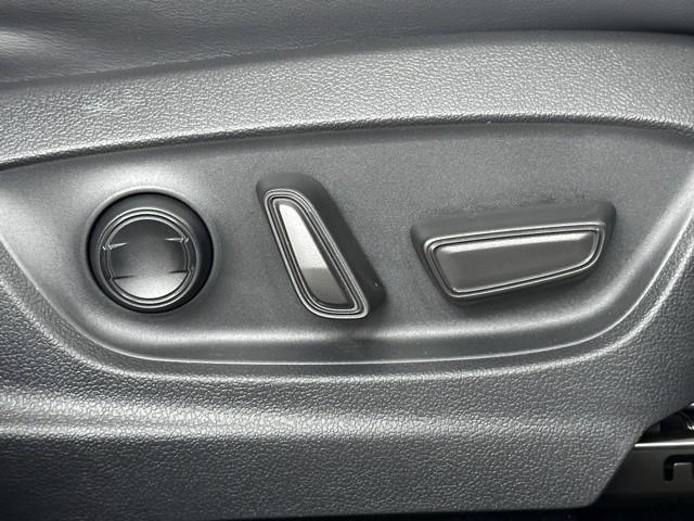 クラウンクロスオーバー ＲＳアドバンスド　衝突回避　サンル－フ　オートクルーズコントロール　横滑り防止　フルセグＴＶ　パワーシート　レザーシート　ＬＥＤ　アルミホイール　ＡＣ１００Ｖ　スマートキー　ナビ＆ＴＶ　ＡＢＳ　フルオートエアコン（15枚目）