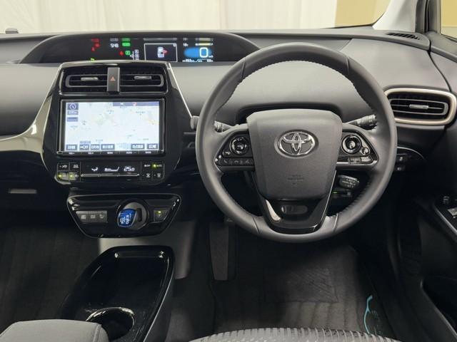 プリウス Ｓセーフティプラス　ツートーン　ナビ＆ＴＶ　衝突回避支援　横滑り防止装置　ドライブレコーダー　ＬＥＤヘッド　クルーズコントロール　フルセグＴＶ　Ｂカメラ　ＥＴＣ　アルミ　盗難防止　ＤＶＤ　スマートキー　オートエアコン　エアバッグ（4枚目）