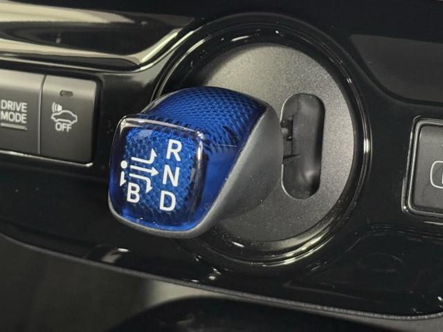 プリウス Ｓセーフティプラス　ツートーン　ナビ＆ＴＶ　衝突回避支援　横滑り防止装置　ドライブレコーダー　ＬＥＤヘッド　クルーズコントロール　フルセグＴＶ　Ｂカメラ　ＥＴＣ　アルミ　盗難防止　ＤＶＤ　スマートキー　オートエアコン　エアバッグ（11枚目）