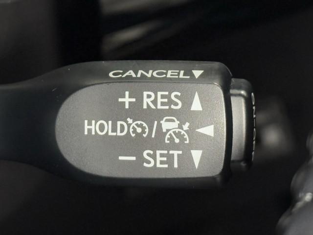 プリウス Ｓセーフティプラス　ツートーン　ナビ＆ＴＶ　衝突回避支援　横滑り防止装置　ドライブレコーダー　ＬＥＤヘッド　クルーズコントロール　フルセグＴＶ　Ｂカメラ　ＥＴＣ　アルミ　盗難防止　ＤＶＤ　スマートキー　オートエアコン　エアバッグ（12枚目）