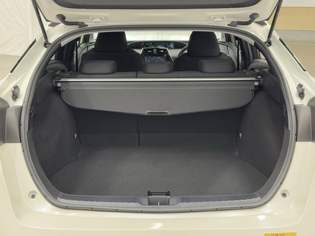 プリウス Ｓセーフティプラス　ツートーン　ナビ＆ＴＶ　衝突回避支援　横滑り防止装置　ドライブレコーダー　ＬＥＤヘッド　クルーズコントロール　フルセグＴＶ　Ｂカメラ　ＥＴＣ　アルミ　盗難防止　ＤＶＤ　スマートキー　オートエアコン　エアバッグ（17枚目）