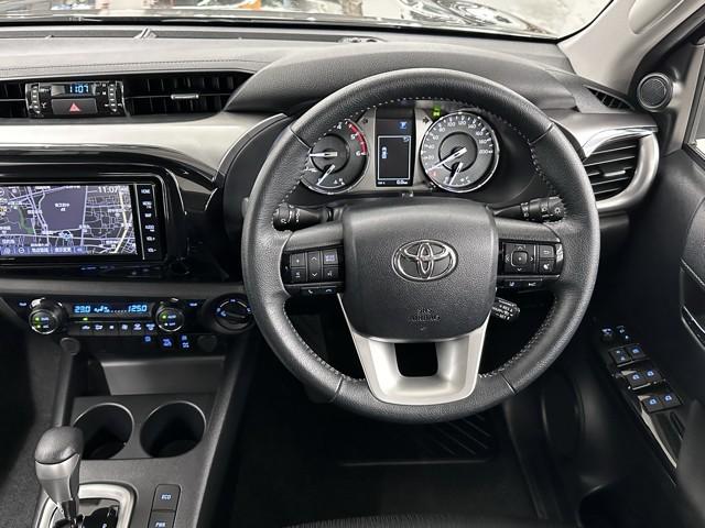 シックな色使いの運転席周りですね。すっきりとしたデザインで上品な色使いです。居心地の良い運転席、長く座ってられるリラックスできるデザインがいいですね。