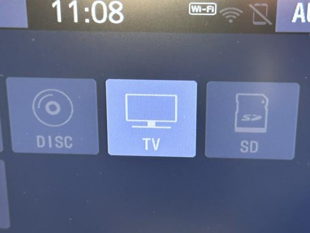 ＴＶが見れるチューナーを装備しています。　新しい車でも付いていないことで、ＴＶが見れない事も多々あるので要チェックです。