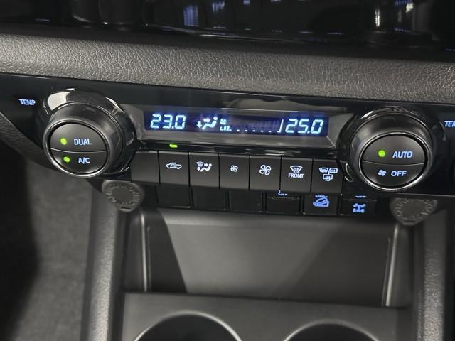 オートエアコン付きなので一度、気温を設定すれば自動的に過ごし易い温度に調整してくれますよ。　車内をいつでも快適空間にしてくれます。