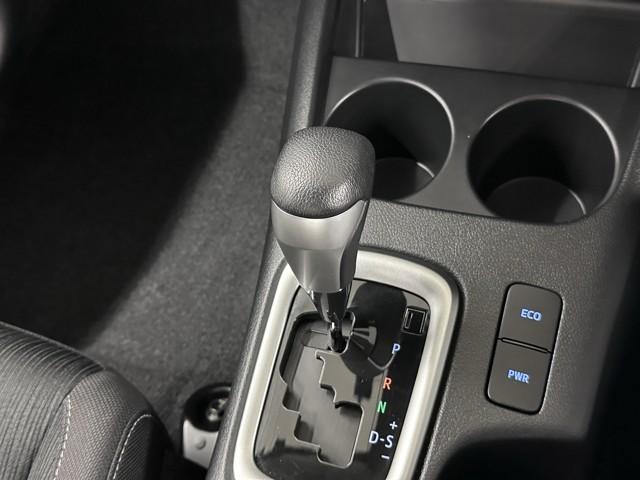操作しやすいＡＴシフトです。　シフトチェンジを気にしなくていいので運転だけに集中できますね。　自然と手に届くところにある、手になじむ形状のシフトノブがいいですね。