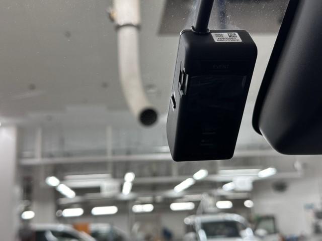 ドライブレコーダー装備してますよ。　思いでの記録や万が一の時の記録にも便利ですね。