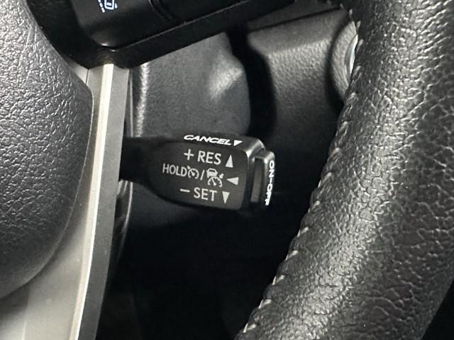 クルーズコントロール機能が付いています。　速度を設定するとアクセルを踏まなくても一定の速度で走ることができます。　　高速道路ではとても便利な装置なんです。