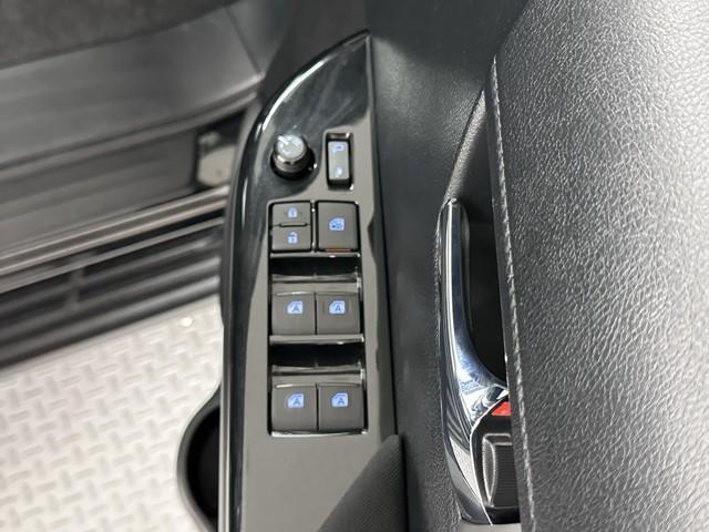 パワーウィンドウのスイッチですよ。　運転席に居ながら窓を開け閉めのコントロールできますよ。　ロック機能で、子供がイタズラして窓を開けるという事も無くなりますよ。