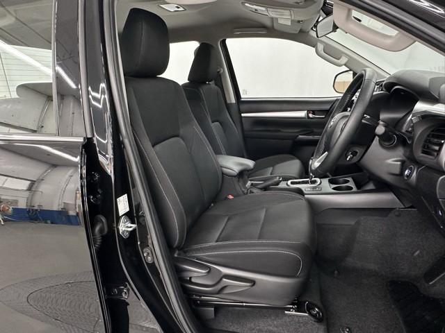 シンプルながら座り心地の良いシートです。　ホールド感も良いので長いドライビングでも疲れにくいんです。