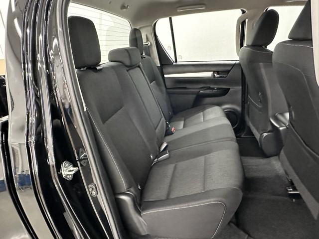 足元広々の座り心地良好、後席ですよ。　ドライビング中、長い間同じ体勢で居るのって大変ですよね。　長く座っているものだから、リラックスできるシートがいいですよね。