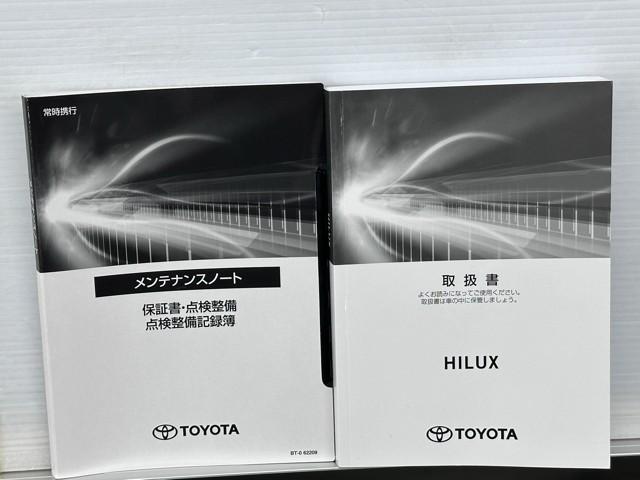 メンテナンスノート、取扱説明書ですね。　車の情報が凝縮されています。　車の整備記録が記載されている大事な物ですよ。
