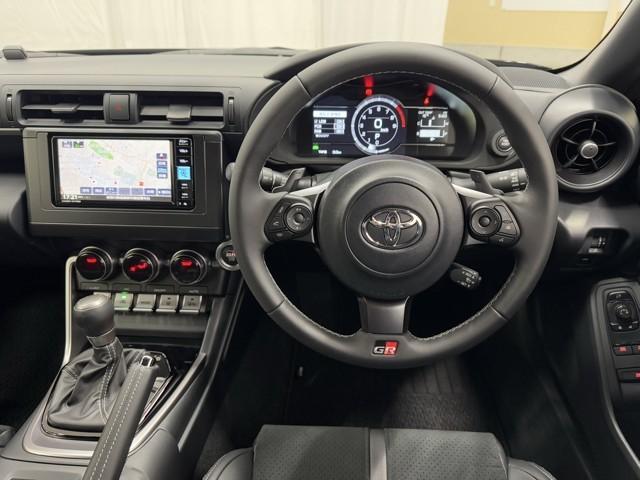 ＧＲ８６ ＳＺ　地上デジタル　スマートキ－　クルコン　ＬＥＤヘッドライト　ナビ＆ＴＶ　横滑防止装置　ＥＴＣ　フルオートエアコン　ドラレコ　アルミ　ＤＶＤ再生　ミュージックプレイヤー接続可　盗難防止装置　エアーバッグ（4枚目）