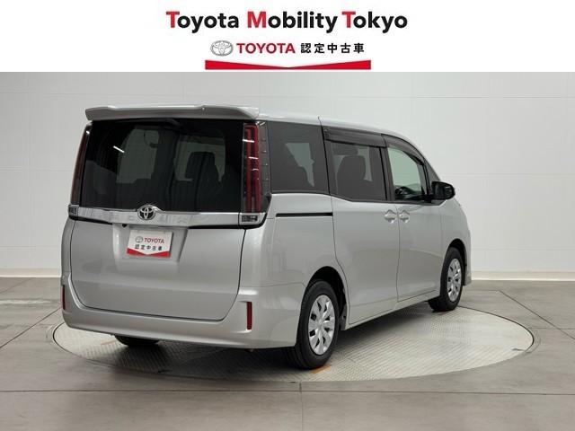 ノア Ｘ　ブレーキサポート　イモビライザー　アイドリングストッ　ＤＶＤ再生可　ＡＵＸ　デュアルエアコン　ワンオーナー車　クルーズＣ　バックモニタ－　地デジＴＶ　ＬＥＤランプ　オートエアコン　ＥＳＣ　フルフラット（2枚目）